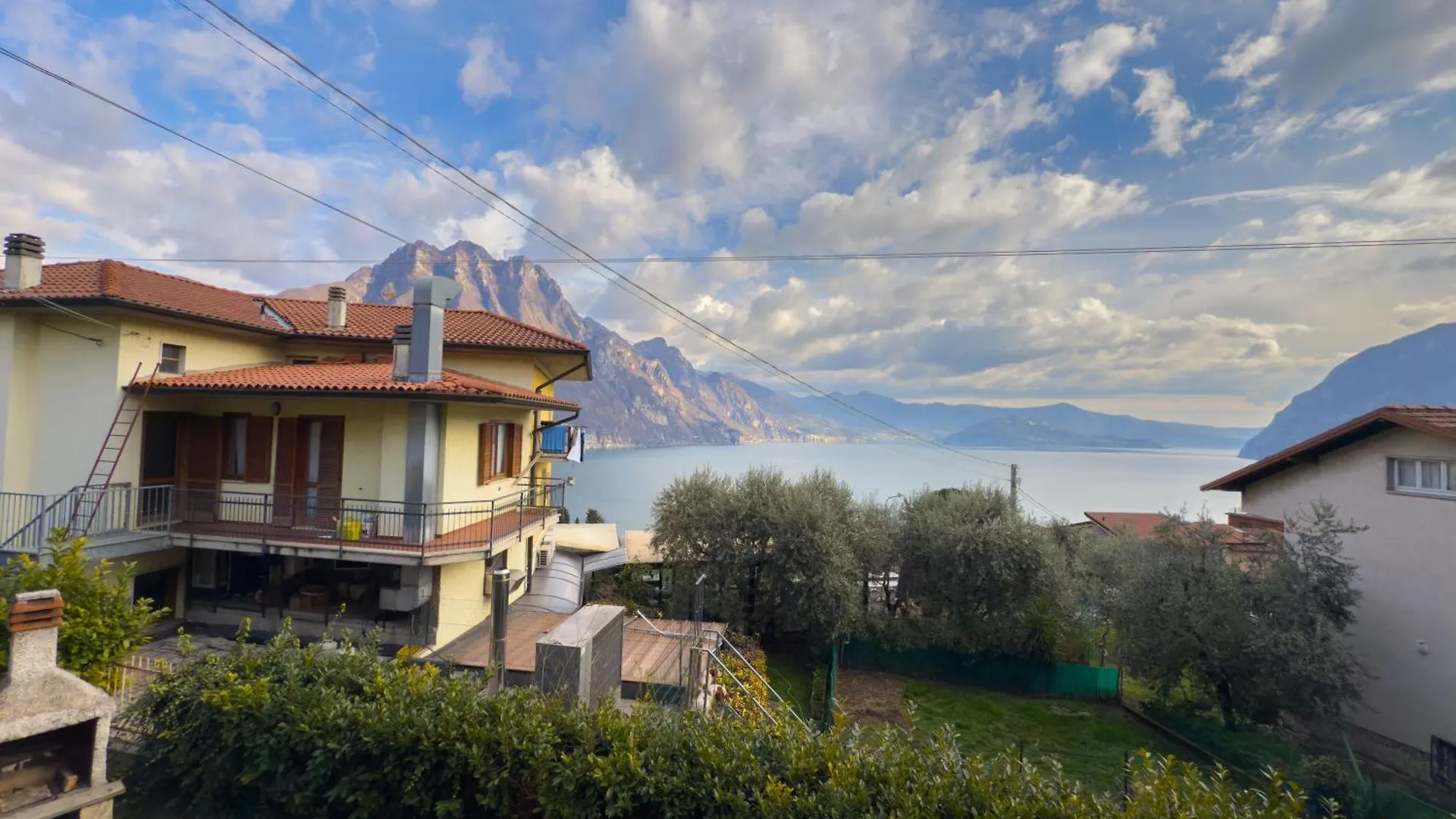 Lucky Lake House - Free Wi-Fi And Private Parking Included Riva di Solto 0*,  Włochy